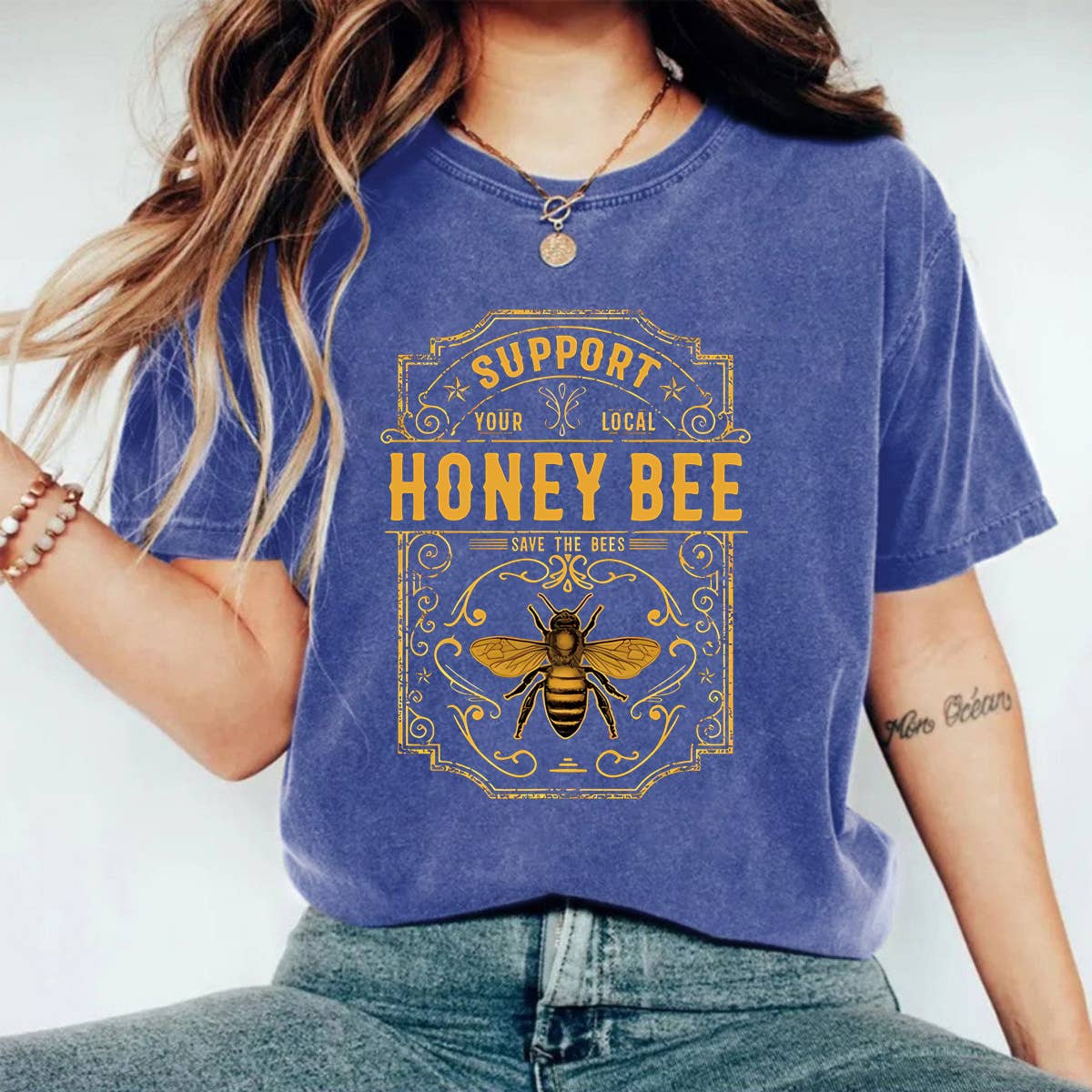 Honeybee Graphic Washed crewneck short sleeve T-shirt: Blue / M Rosa Clothing