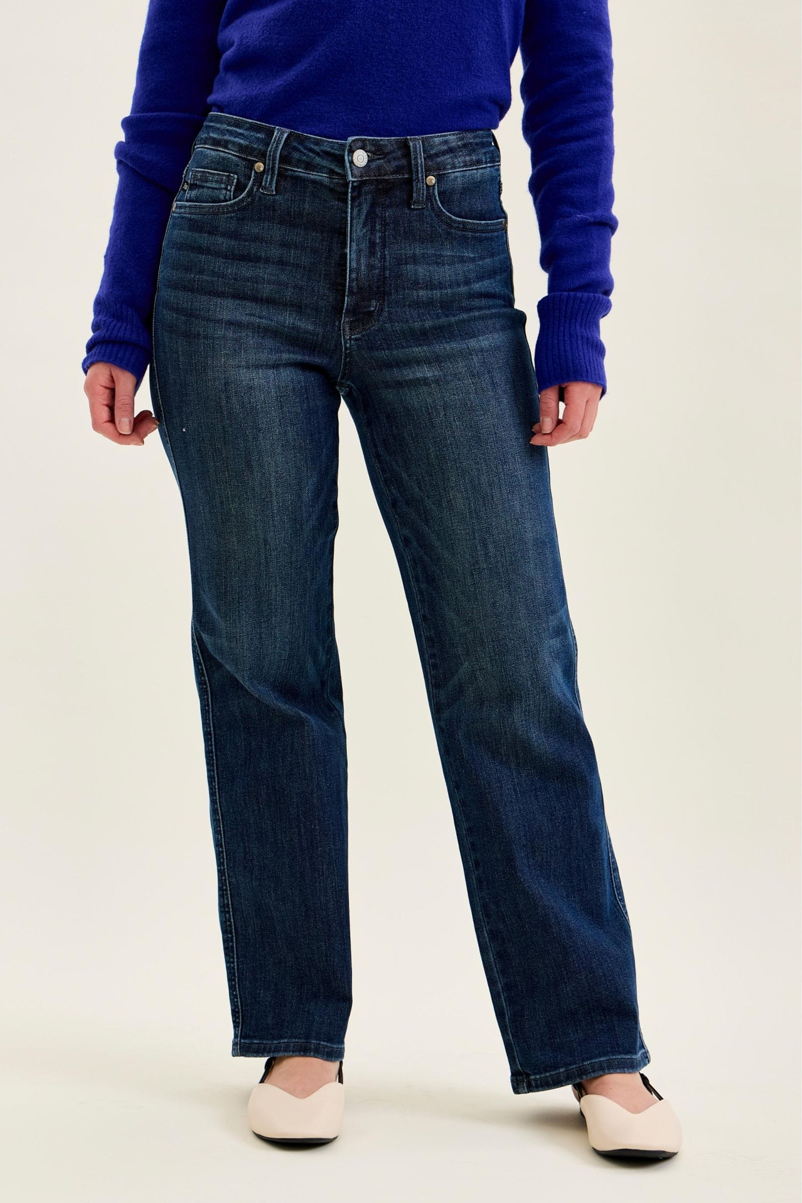 Judy Blue Mid Rise PETITE with Tummy Control - Straight Leg Judy Blue Jean 3(26)